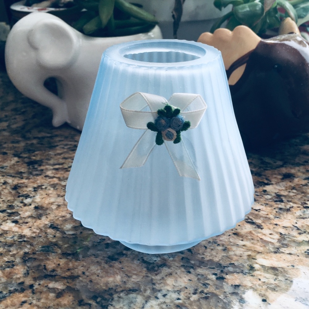Vtg Yankee Candle tea light ribbed frosted blue glass shade